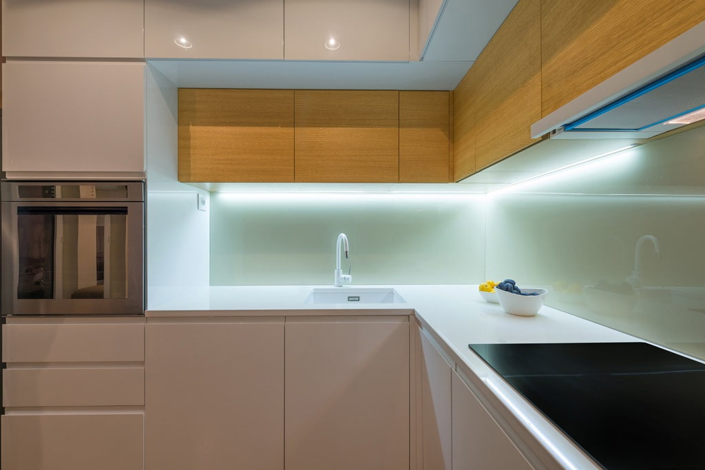 Как сделать подсветку на кухне под шкафчиками: монтаж светодиодной ленты своими руками